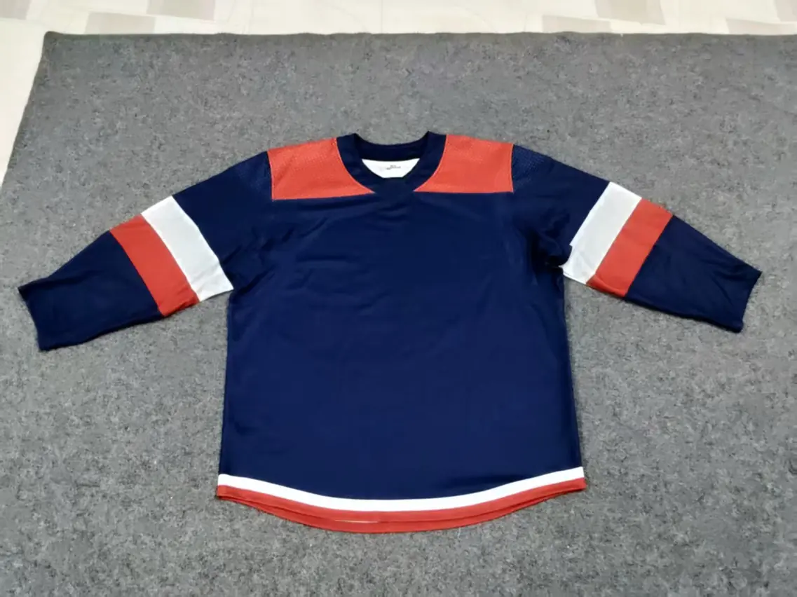 Standard hockey kampdrakt i marineblått, rødt og hvitt vist forfra
