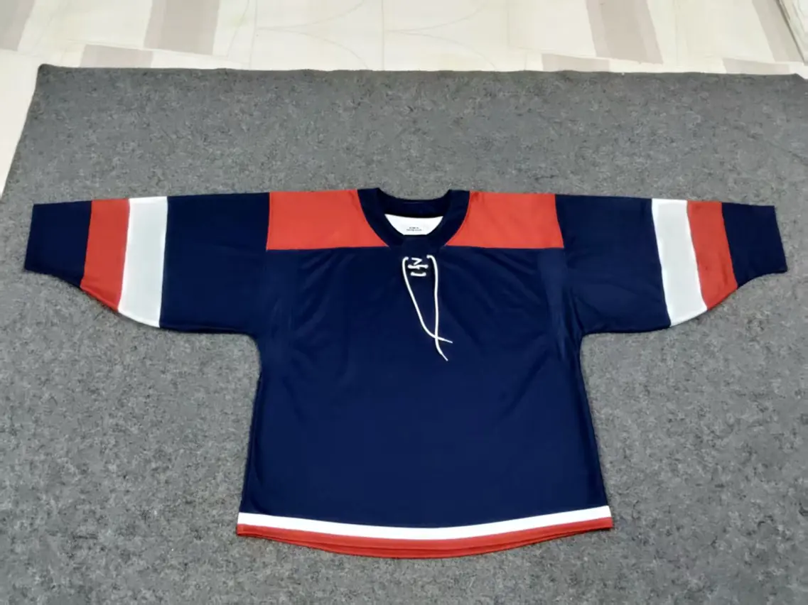 Standard hockey keeperdrakt i marineblått, rødt og hvitt vist forfra