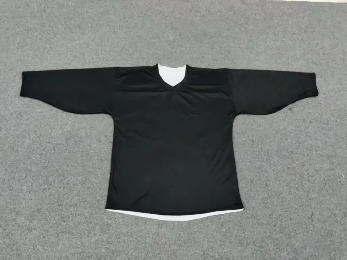 Sort side av et reversible hockeydraktsett