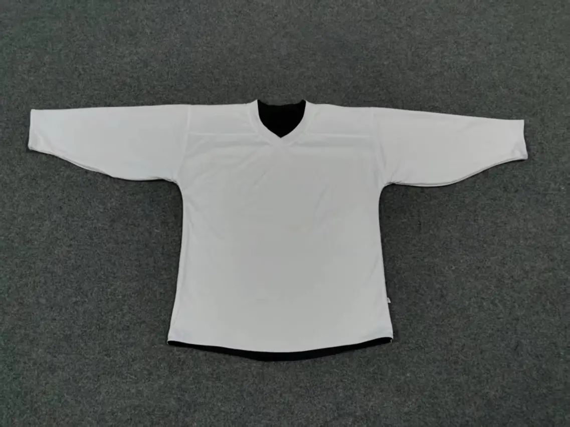 Hvit side av et reversible hockeydraktsett